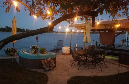 Lakeview Casa | Waterfront 3-bedroom Lake Cottage on Tecumseh Island at Indian Lake!