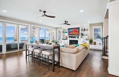 Rose Haven Casa | Waterfront- 5-bedroom house with dock in charming North Beach