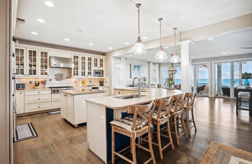 Rose Haven Casa | Waterfront- 5-bedroom house with dock in charming North Beach