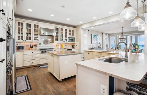 Rose Haven Casa | Waterfront- 5-bedroom house with dock in charming North Beach