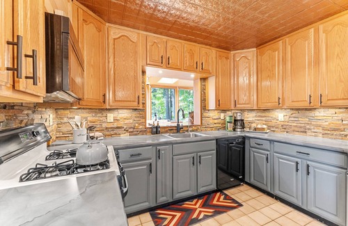 Lake George Casa | Waterfront 5 BR Home with Dock Slip