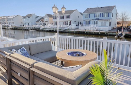 Bayville Casa | Waterfront 5-bedroom house w/ Boat Lift & Jet Ski Docks. Short walk to beach.