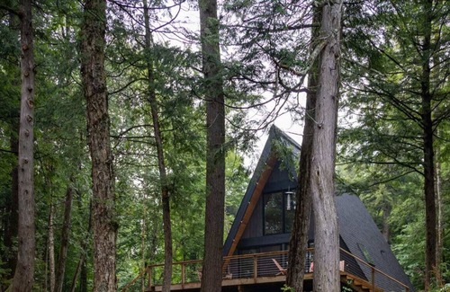 Saint-Calixte Chalet De Esquí | WATERFRONT, A-Frame, communion with nature,
