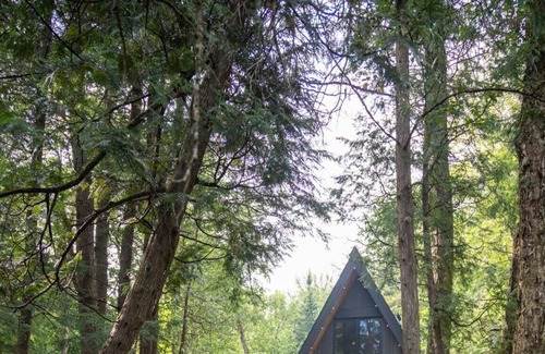 Saint-Calixte Chalet De Esquí | WATERFRONT, A-Frame, communion with nature,