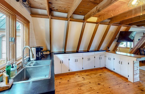Franklin Casa | Waterfront A-frame on George’s Pond with views, private dock, beach, kayaks, SUP