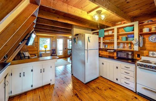 Franklin Casa | Waterfront A-frame on George’s Pond with views, private dock, beach, kayaks, SUP