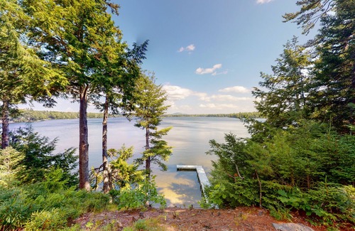 Franklin Casa | Waterfront A-frame on George’s Pond with views, private dock, beach, kayaks, SUP