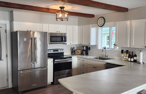Arcadia Cabaña | Waterfront, AC, Newly Remodeled, Kayaks, 4 SUP, Rowboats