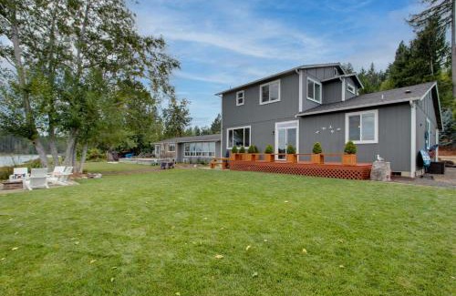 Allyn Casa | Waterfront Allyn Home with Fire Pit and 2 Kayaks!