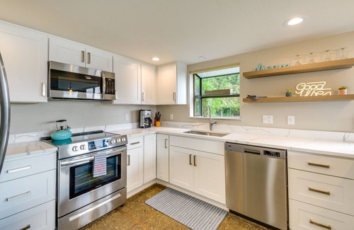 Allyn-Grapeview Casa | Waterfront Allyn Retreat w/ Guest House & Beach!