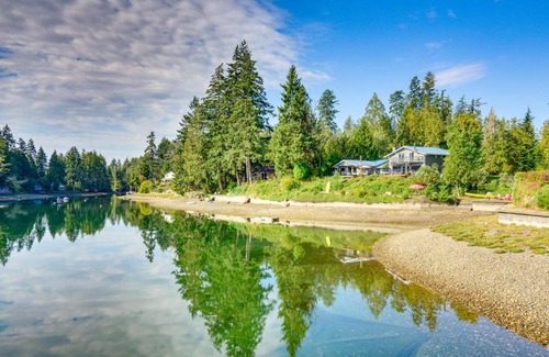 Allyn-Grapeview Casa | Waterfront Allyn Retreat with Guest House and Beach!