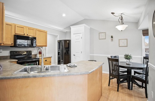Barnett Casa | Waterfront, Amazing Patio bar! 2 BOAT slip dock, fire pit & Close to Coconuts!