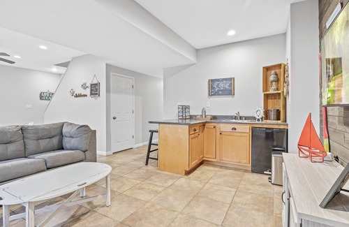 Barnett Casa | Waterfront, Amazing Patio bar! 2 BOAT slip dock, fire pit & Close to Coconuts!