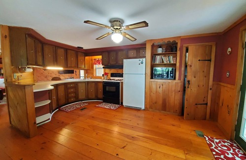 Bryant Pond Cabina | Waterfront and Mountain view a HOT TUB, Unlimited KARAOKE and Pet Friendly!