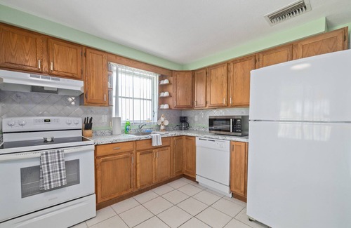 Green Key Estates Casa | Waterfront Angler’s Paradise, 3BR/2.5BA w/ Dock, Boat Ramp, Kayaks, HorseShoes, CornHole, Ping Pong