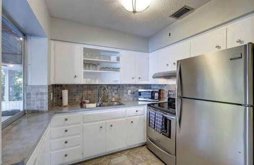Middle River Terrace Apartamento | Waterfront Apartment ~ Private Patio ~ Pool