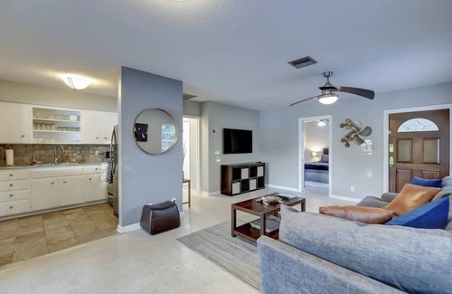 Middle River Terrace Apartamento | Waterfront Apartment ~ Private Patio ~ Pool