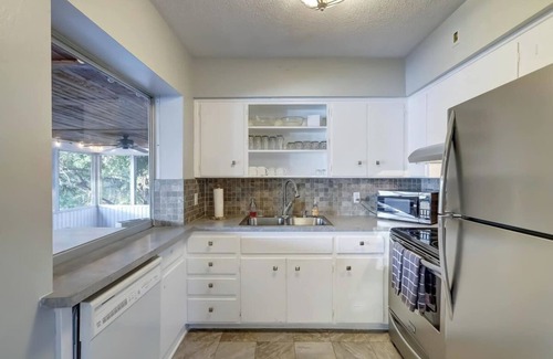 Middle River Terrace Apartamento | Waterfront Apartment ~ Private Patio ~ Pool