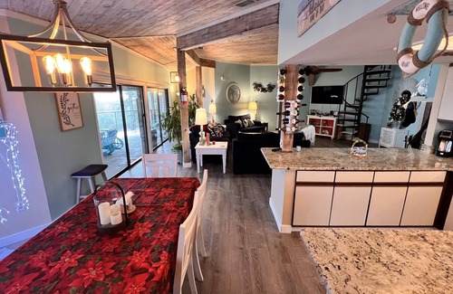 Crystal River Casa | Waterfront Beauty w/floating dock & kayaks