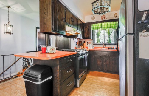 Krakow Casa | Waterfront Berry Lake Getaway w/ Sunroom!