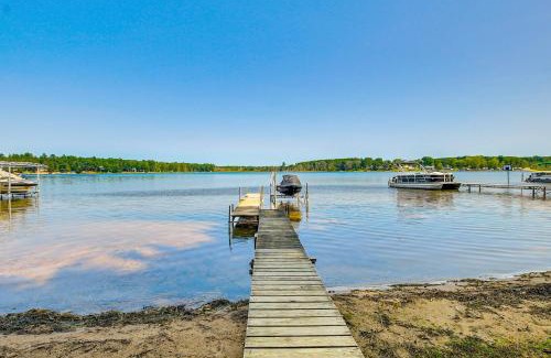 Krakow Casa | Waterfront Berry Lake Getaway with Sunroom!