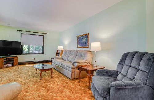 Krakow Casa | Waterfront Berry Lake Getaway with Sunroom!