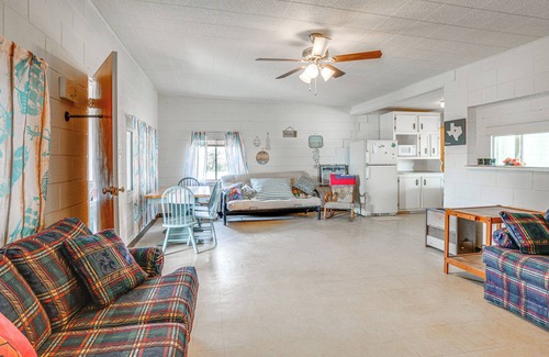 Maryneal Cabaña | Waterfront Blackwell Cottage w/ Patio & Fire Pit!