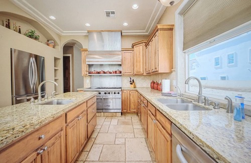 Bullhead City Casa | WATERFRONT! Bring your own boat! Fits large families, 3 living rooms 7 bedrooms