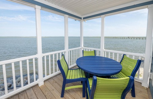 Chincoteague Casa | Waterfront Bungalow on Chincoteague Bay (VA)! - Waterfront Bungalow with Two Bedrooms
