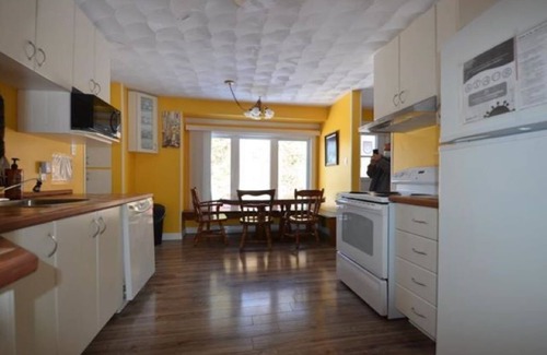Notre-Dame-du-Laus Cabaña | Waterfront Cottage 5 BD/2 BTH — 1 HR Downtown Ottawa 💗
