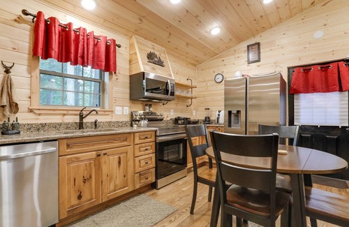 Harrisonville Cabina | WATERFRONT CABIN PRIVATE BEACH HOT TUB FIRE RING FISH HIKE KAYAK