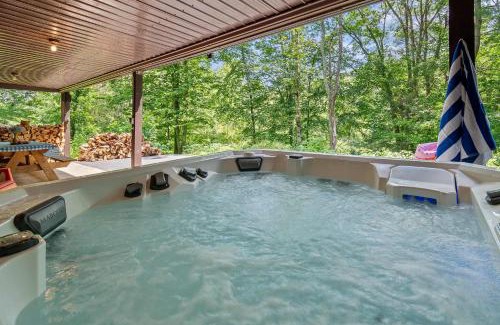Tunkhannock Casa | WaterFront Cabin Hot Tub Kayaks Firepit Game Consoles