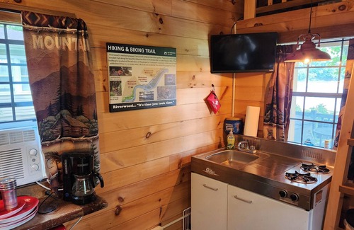 Colton Cabina | Waterfront Cabin - Hot Tub - Free Bikes, Kyaks, Canoes, Paddle, & Fishing Boats!