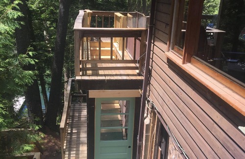 Putnam Station Cabina | Lake George Waterfront Cabin con pontón ubicado en el norte de Lake George Gull Bay