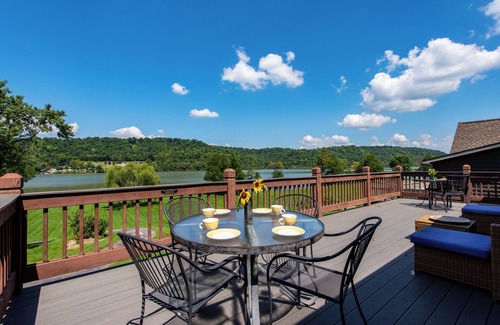 Warsaw Casa | Waterfront Cabin w/ A View! Large Family Retreat + Pet-Friendly