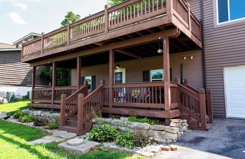 Warsaw Casa | Waterfront Cabin w/ A View! Large Family Retreat + Pet-Friendly