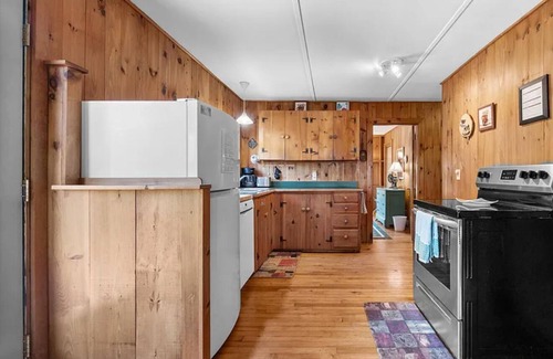 Bar Harbor Cabina | Waterfront Cabin with Unobstructed View of Frenchmen’s Bay. Just a few miles from Acadia National Park & Downtown Bar Harbor | Sleeps 6