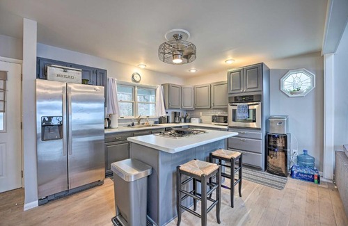 Sister Lakes Casa | Waterfront Cable Lake Cabin with Grill!