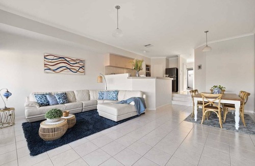 Halls Head Casa | Waterfront Canal Property - Close to Foreshore, Shopping Precinct and Cafes