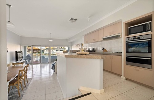 Halls Head Casa | Waterfront Canal Property - Close to Foreshore, Shopping Precinct and Cafes