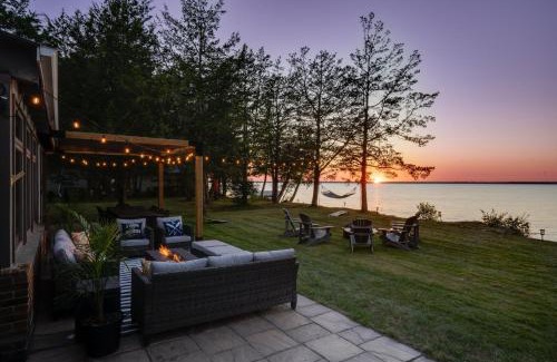 North Port Casa | Waterfront Casa in wine County with SAUNA and HOT TUB