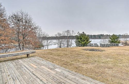 Arkdale Casa | Waterfront Castle Rock Lake Cabin with Deck and Grill
