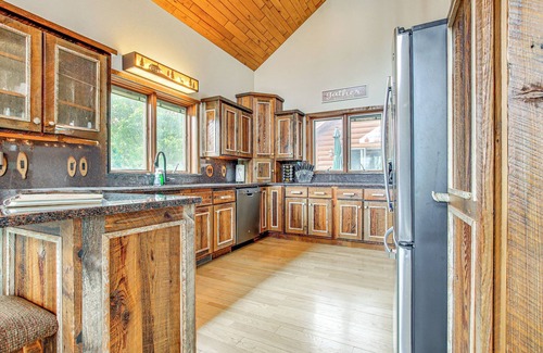 Day Cabina | Waterfront Central Wisconsin Cabin w/ Indoor Pool!