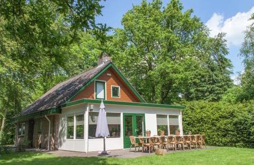 De Bult Chalet De Esquí | Waterfront Chalet with Sunny Terrace