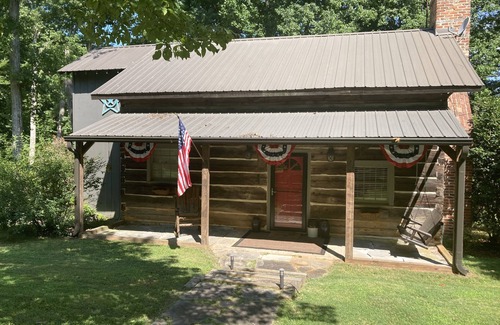 Gumlog Cabina | Waterfront Charmer: Historic log cabin on quiet cove