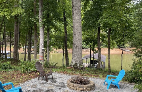 Gumlog Cabina | Waterfront Charmer: Historic log cabin on quiet cove