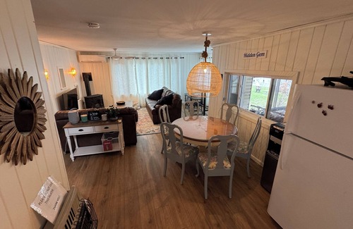 Montrose Cabaña | Waterfront Charming 4-bedroom cottage with WiFi, AC in Montrose