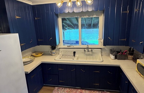 Montrose Cabaña | Waterfront Charming 4-bedroom cottage with WiFi, AC in Montrose