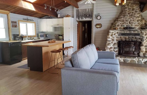La Minerve Cabaña | Waterfront charming 3-bedroom cottage at Lac Labelle with hot tub and WiFi