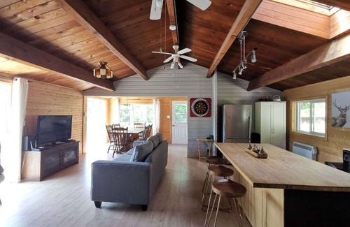 La Minerve Cabaña | Waterfront charming 3-bedroom cottage at Lac Labelle with hot tub and WiFi